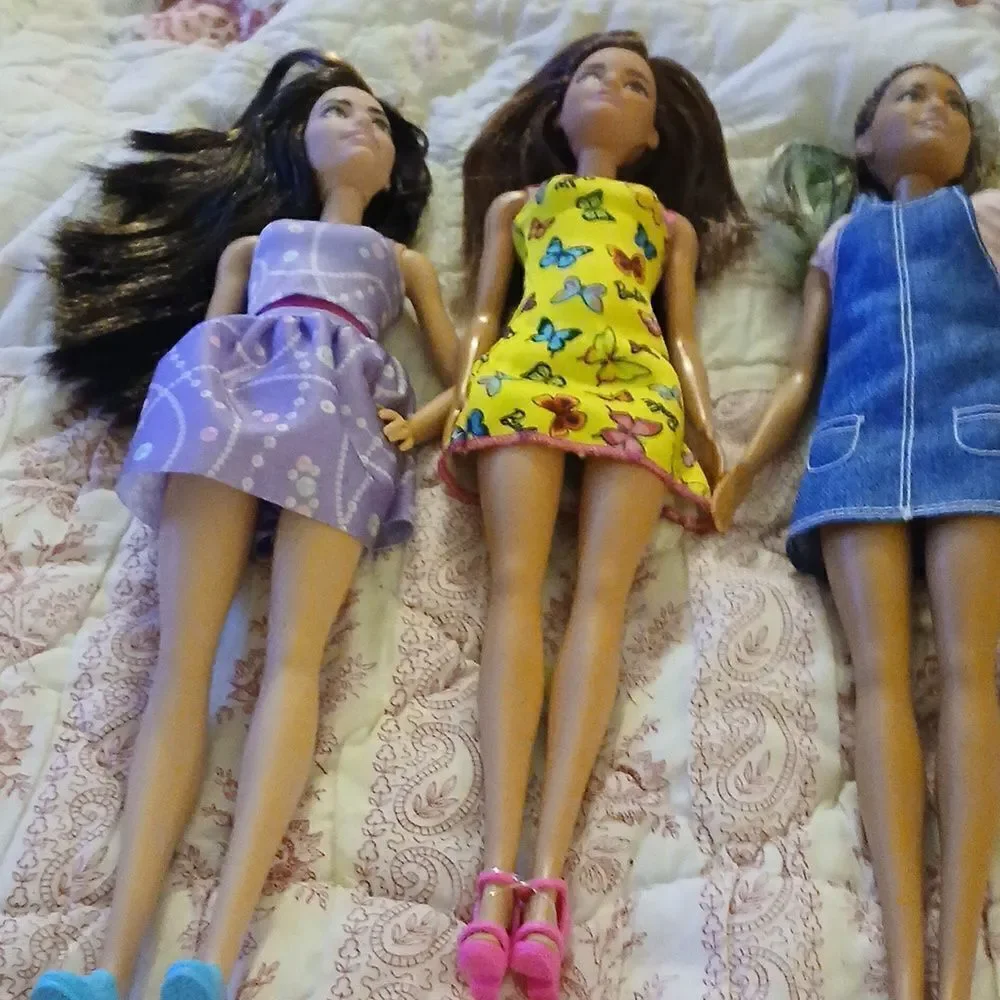 Lot of Barbies - Picture 3 of 3